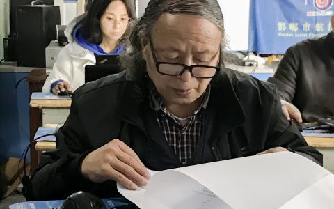 多大可以學(xué)習(xí)無(wú)人機(jī)？66歲老人參加無(wú)人機(jī)技術(shù)培訓(xùn)